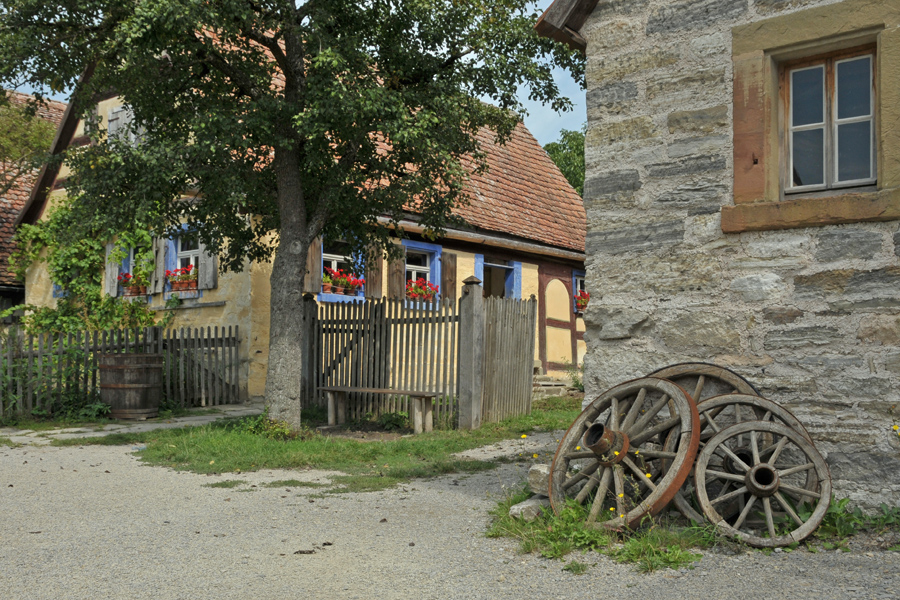 Ausgediente Wagenräder