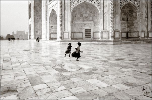 Ausgelassen am Taj Mahal.
