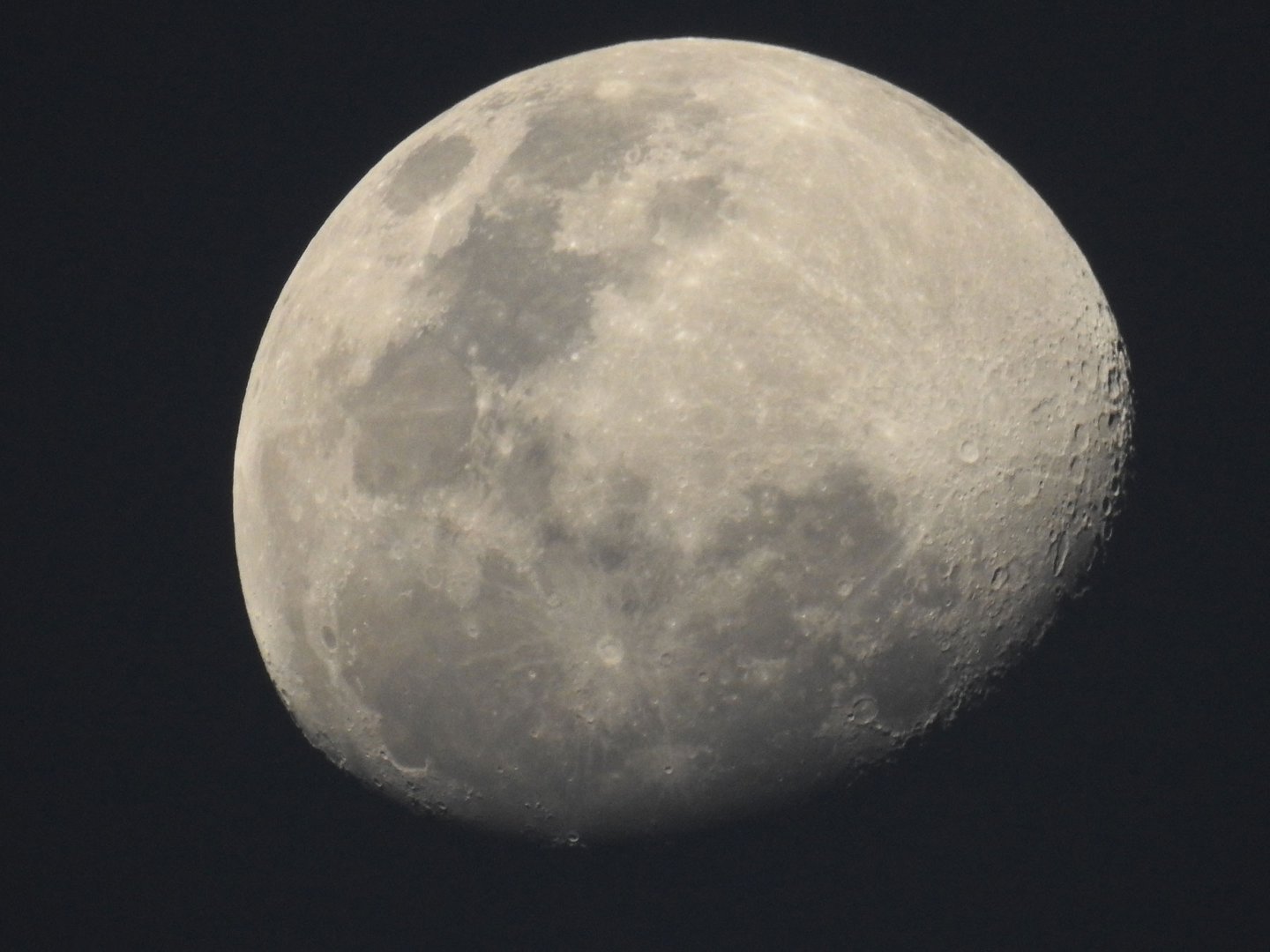 Ausgereizt: Der Mond mit der neuen Nikon Coolpix 9oo mit 2000 mm Brennweite