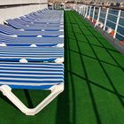 ausgerichtete Liegen auf dem Schiffsdeck