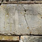 Ausgrabungsstätte Butrint, Albanien: Stein in einer Mauer mit griechischer Inschrift