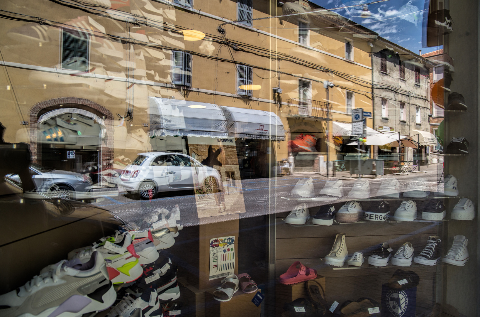 Auslagen im Schaufenster eines Sportgeschaeftes