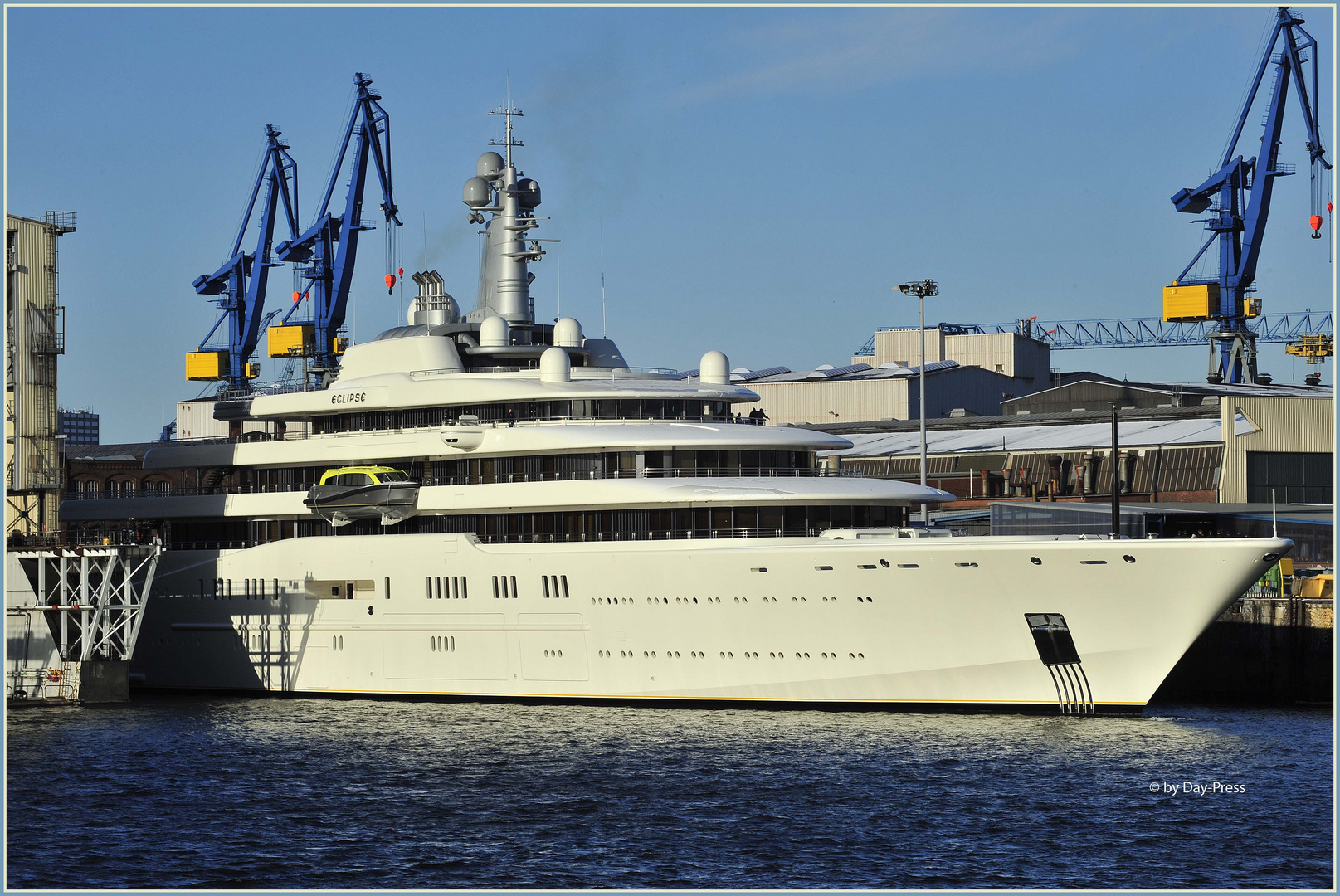 Auslauf der 340 Mill. Russenyacht "Eclipse"