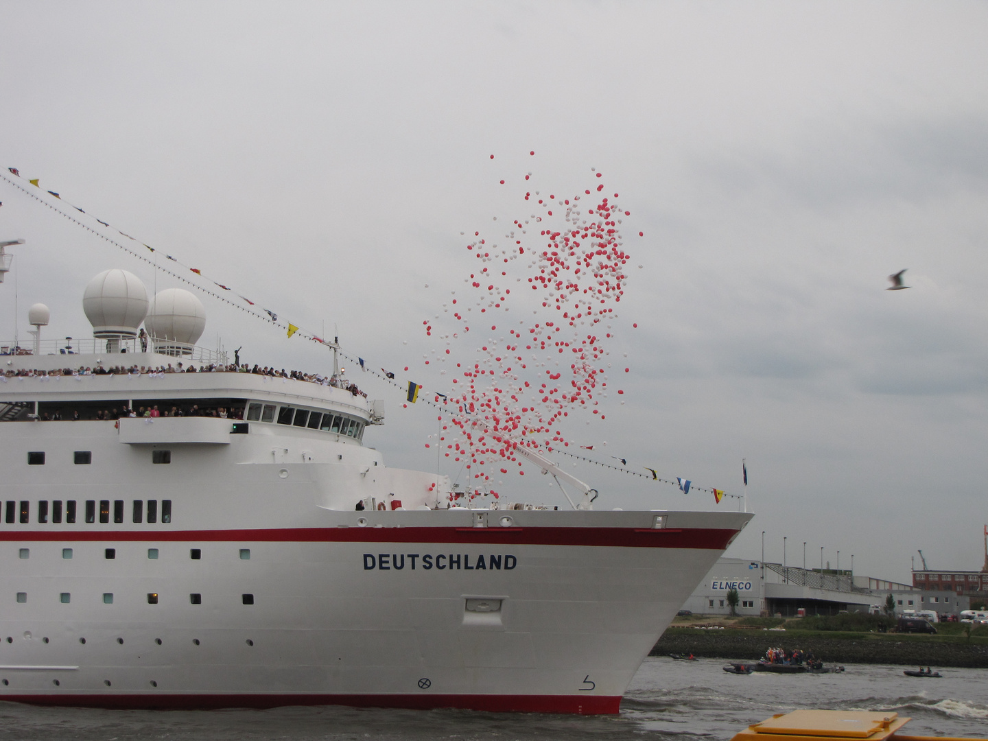 Auslauf der Deutschland ( das Traumschiff ) aus dem Hamburger Hafen