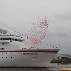 Auslauf der Deutschland ( das Traumschiff ) aus dem Hamburger Hafen