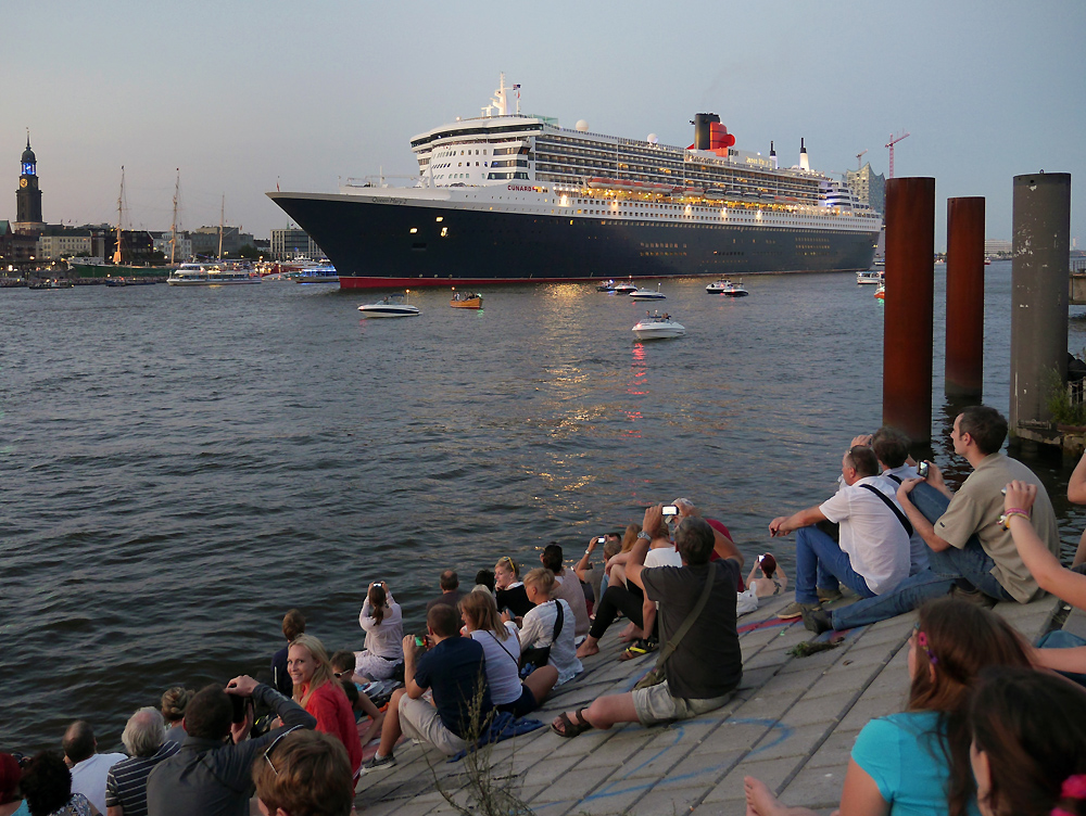 Auslaufen der Queen Mary 2 aus Hamburg