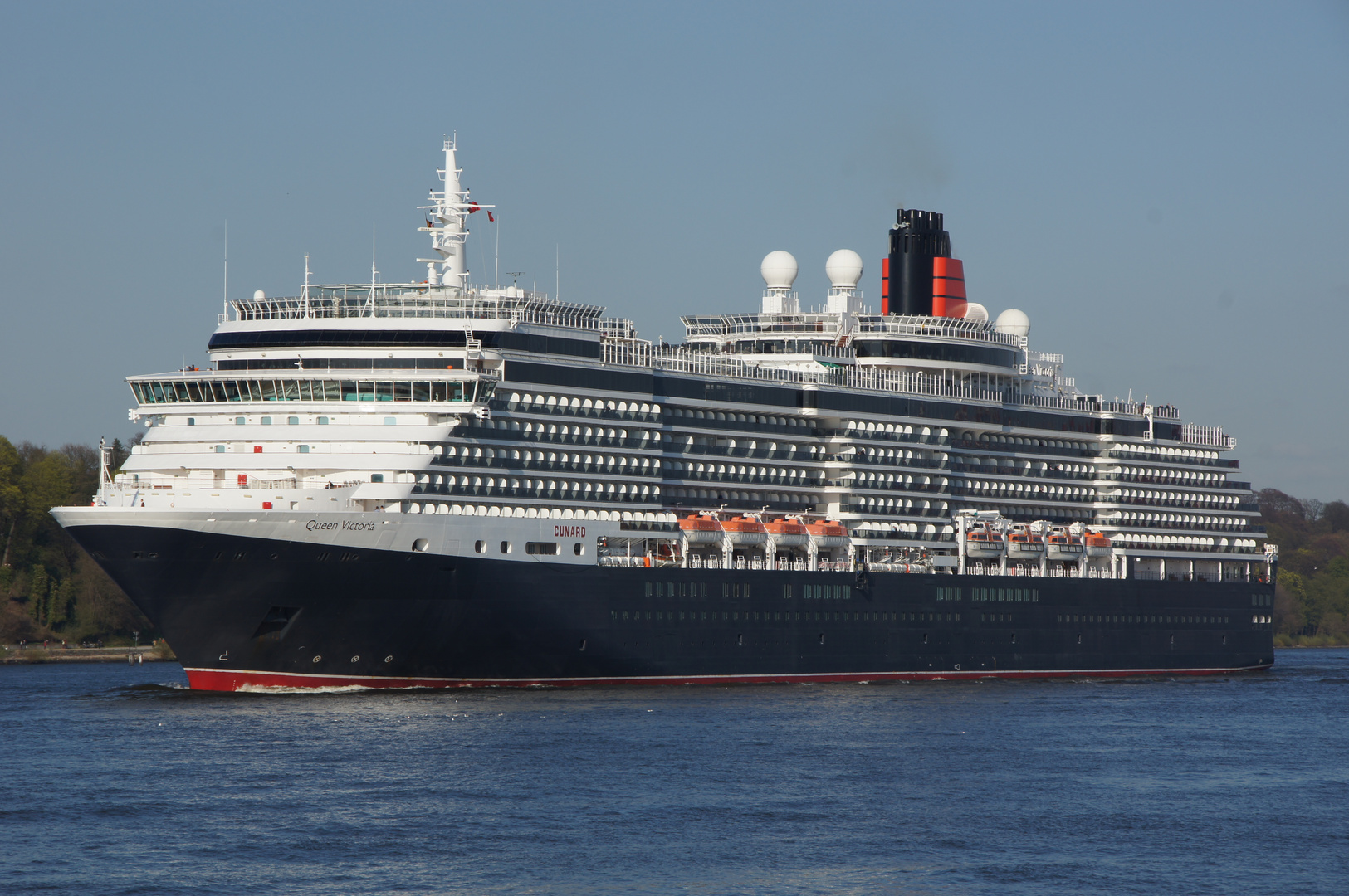 Auslaufen der Queen Victoria aus dem Hamburger Hafen am 28.04.2013