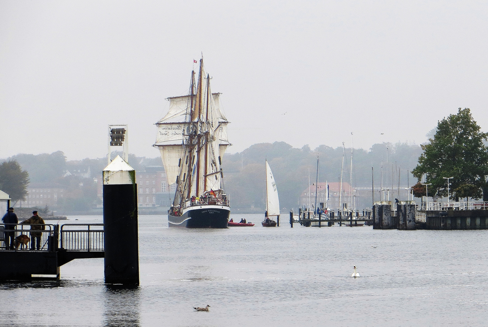 Auslaufen der Thor Heyerdahl