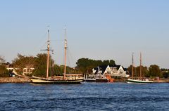 Auslaufen zur Abendfahrt während der Hanse Sail 2022