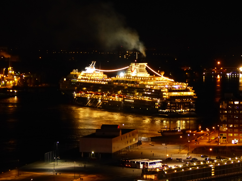 auslaufendes Kreuzfahrtschiff bei Nacht