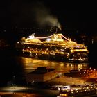 auslaufendes Kreuzfahrtschiff bei Nacht