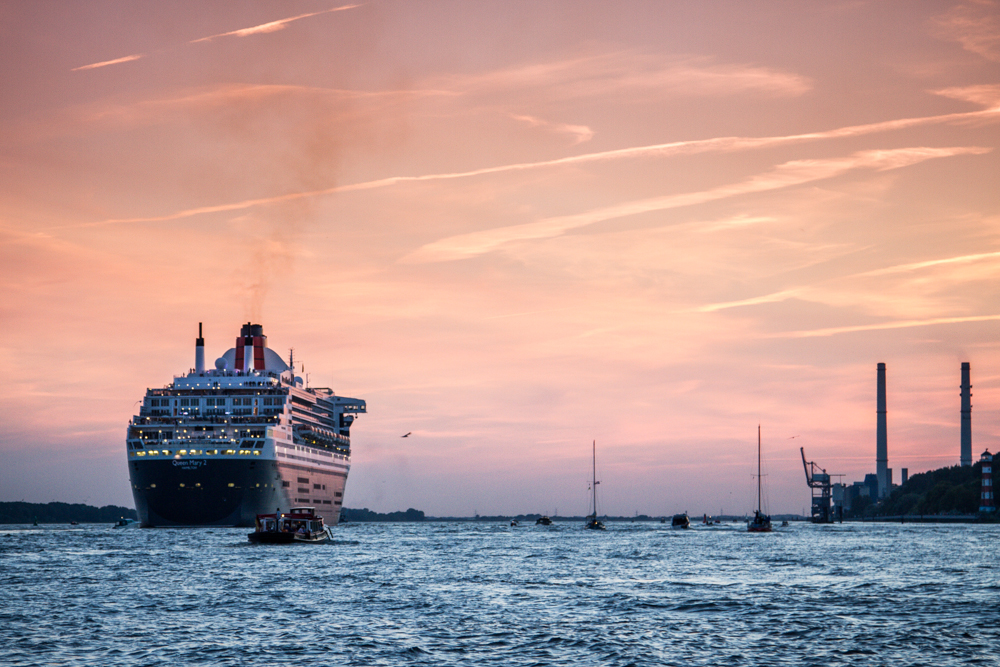 Auslaufparade für die Queen Mary 2 in Hamburg #10