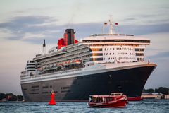 Auslaufparade für die Queen Mary 2 in Hamburg #7