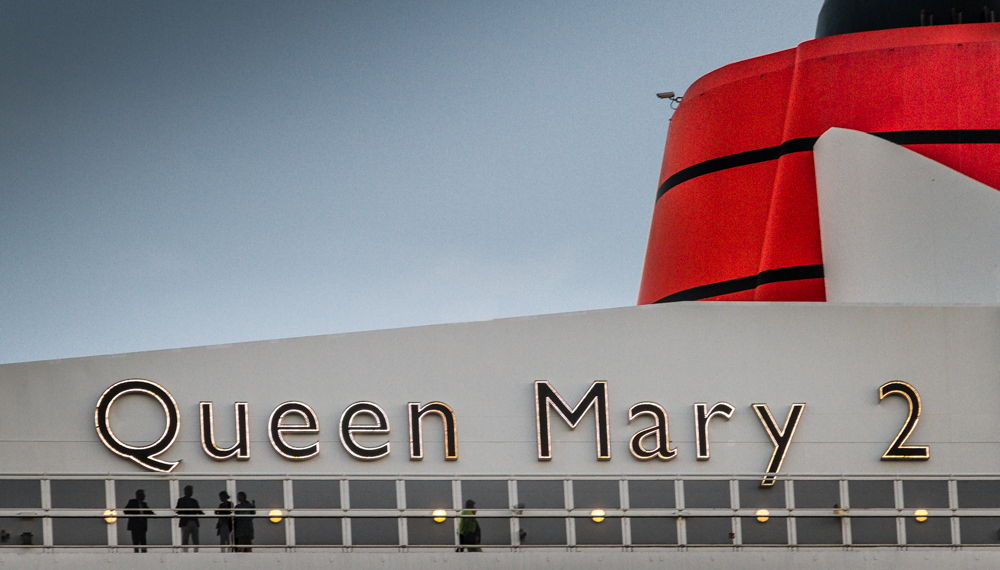 Auslaufparade für die Queen Mary 2 in Hamburg #8