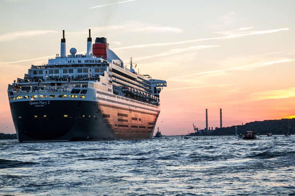 Auslaufparade für die Queen Mary 2 in Hamburg #9