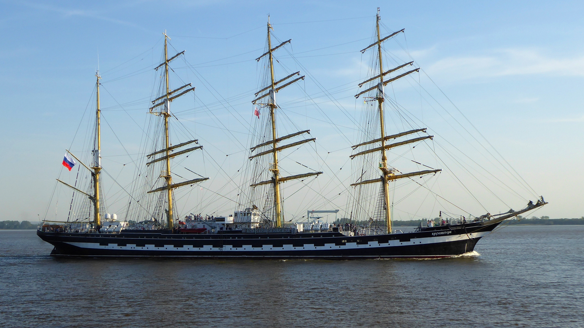 Auslaufparade_2018-Krusenstern von Steuerbord