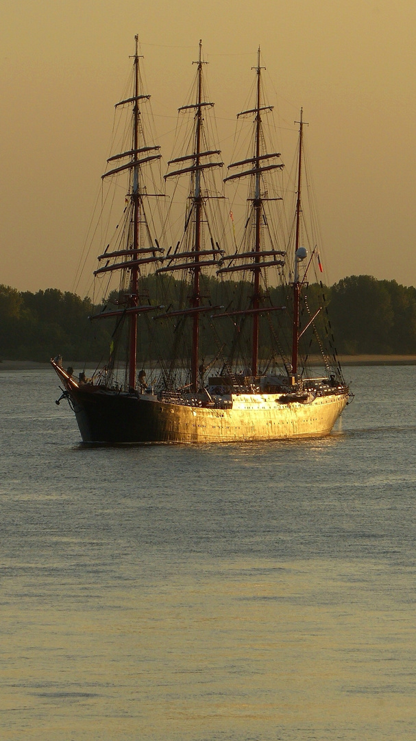 Auslaufparade_2018-Sedov bei der Wiederkehr