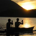 Auslegerboot im Sonnenuntergang