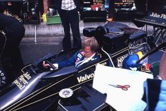 Auspolsterung des JPS Lotus Ford F.1 von Ronnie Peterson. Zolder /B. 21.Mai 1978.