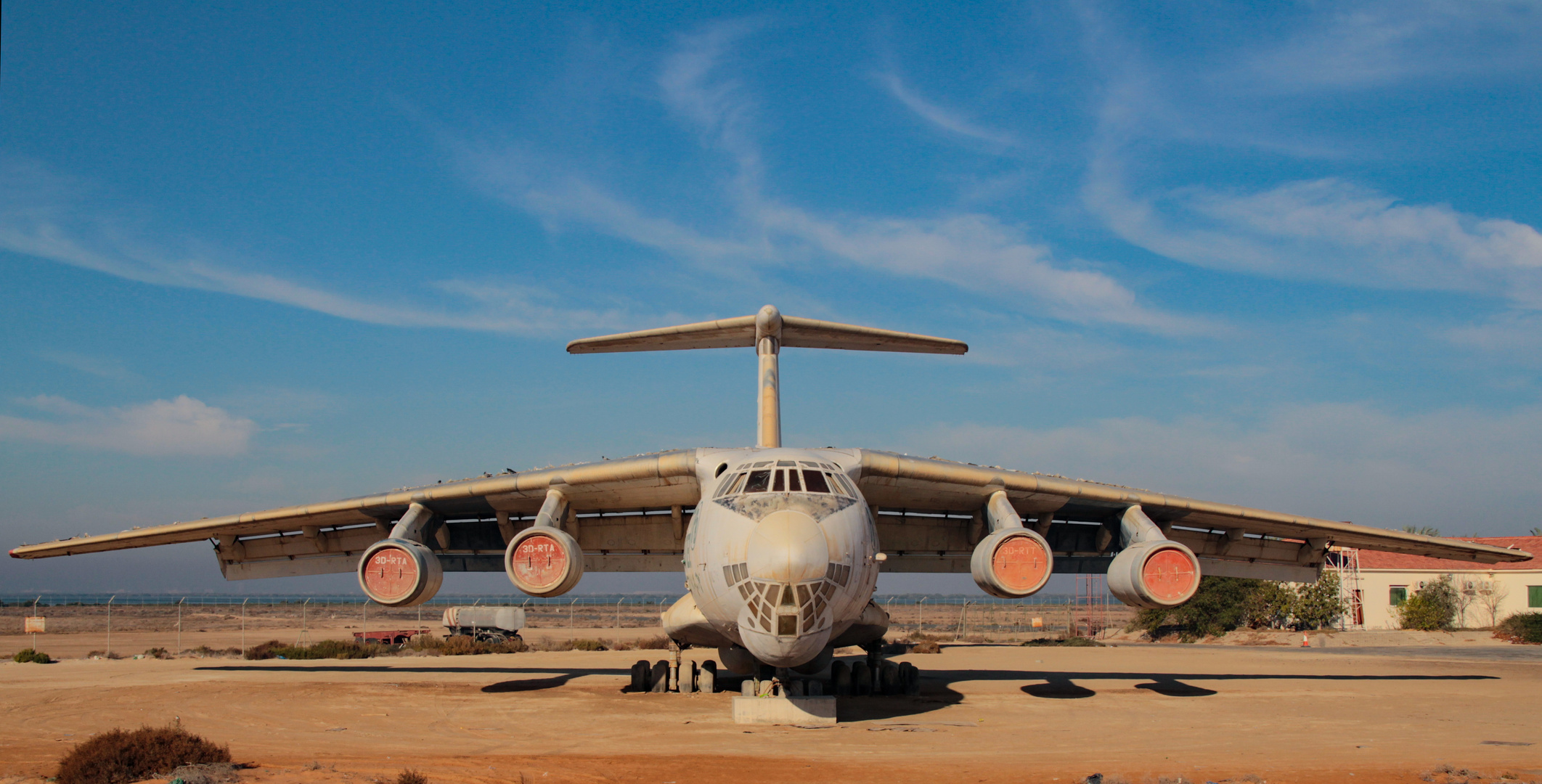 ausrangiert und vergessen_alte IL-76,ex-reg TL-ACN