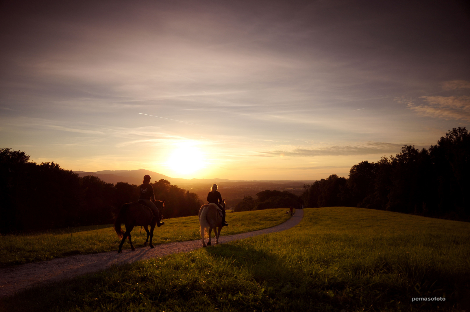 AUSRITT BEI SONNENUNTERGANG