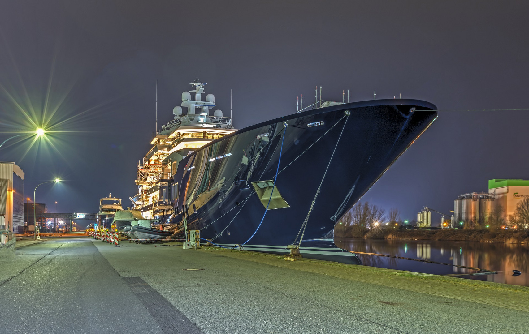 Ausrüstung einer Luxus Yacht im Fischereihafen