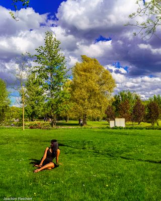 Ausruhen auf den Wiesen der Gärten der Welt in Berlin-Marzahn