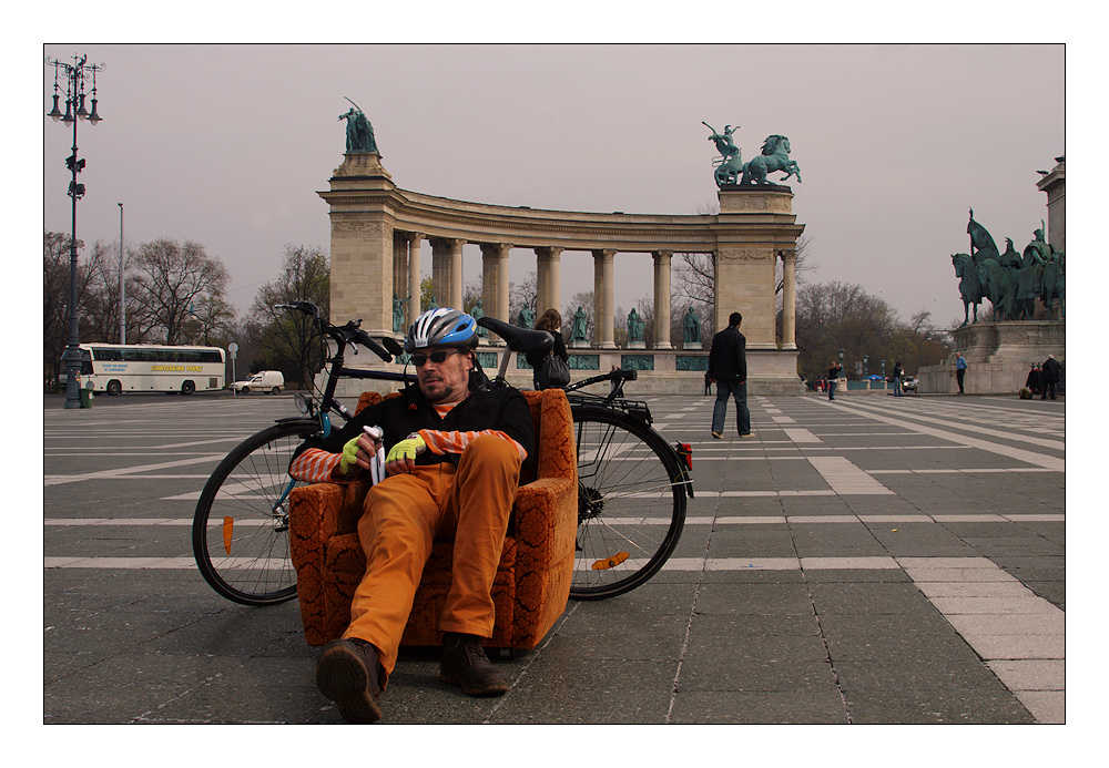 ausruhend am heldenplatz in budapest