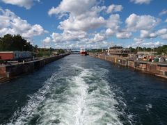 Ausschleusen auf dem Nord-Ostsee-Kanal In Kiel Holtenau.