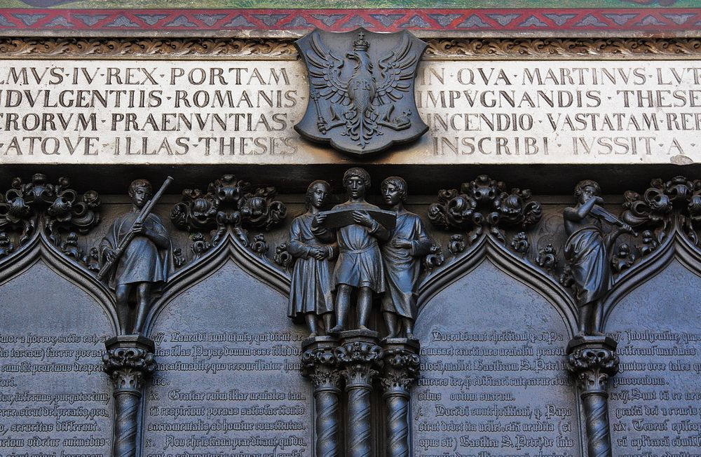 Ausschnitt Lutherthesen an der Schloßkirche in Wittenberg