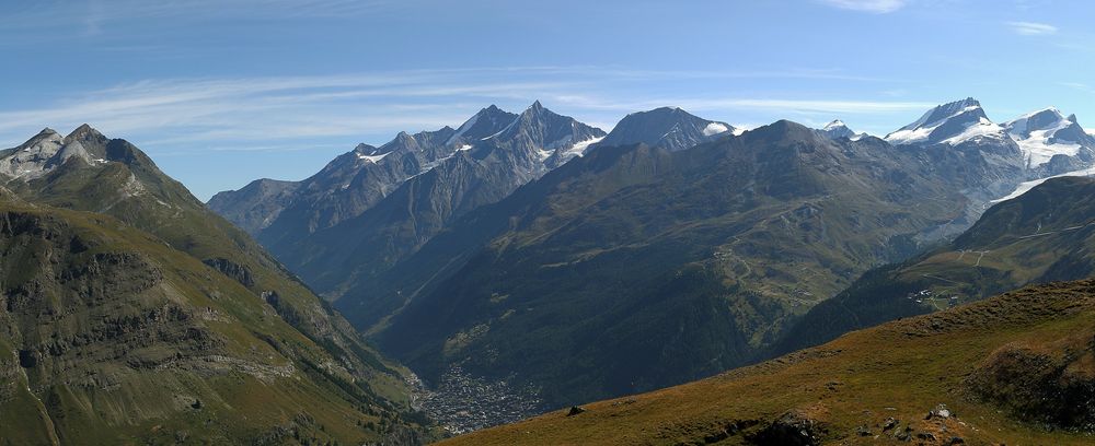 Ausschnitt mit Mischabel bis Adlerhorn und im Tal Zermatt