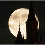 Ausschnitt nur Mond hinter Burg