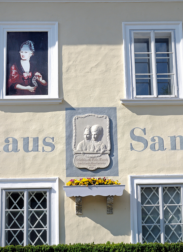 Ausschnitt v. Wohnhaus mit Gedenktafel in St. Gilgen (Salzkammergut)