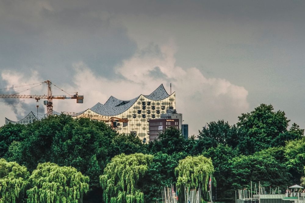 Außenalster mit Blick auf die Elbphilharmonie