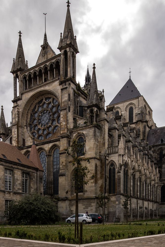 AUßENANSICHT DER KATHEDRALE VON LAON.