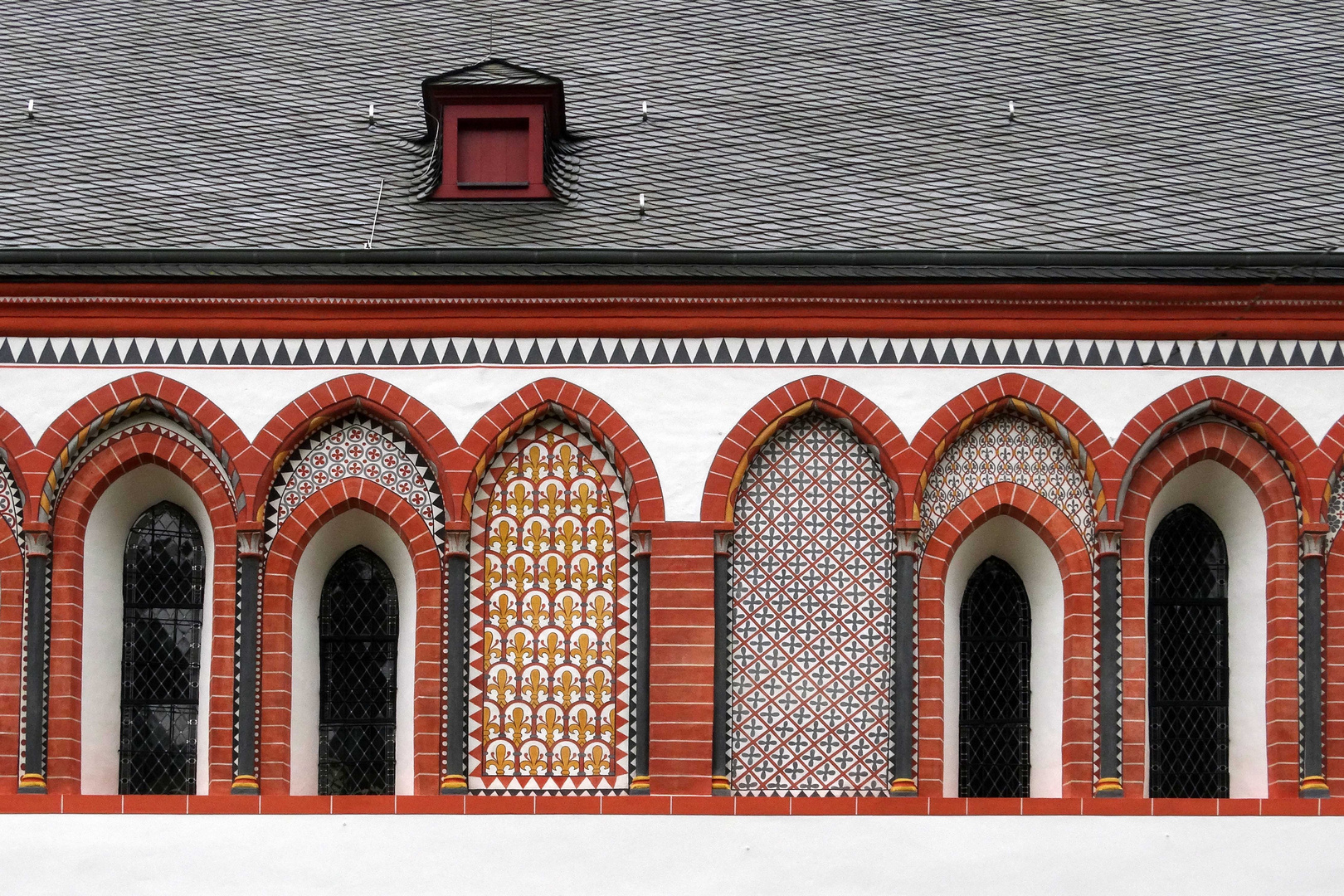 Außenbemalung der Blendarkaden bei der Abteikirche Sayn