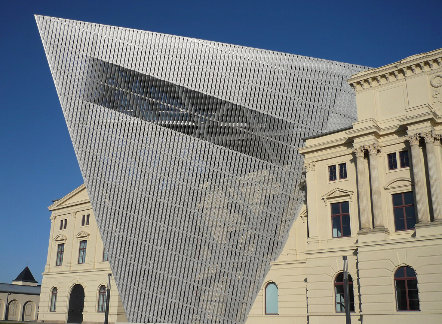 Außenfassade des Militärhistorischen Museums Dresden