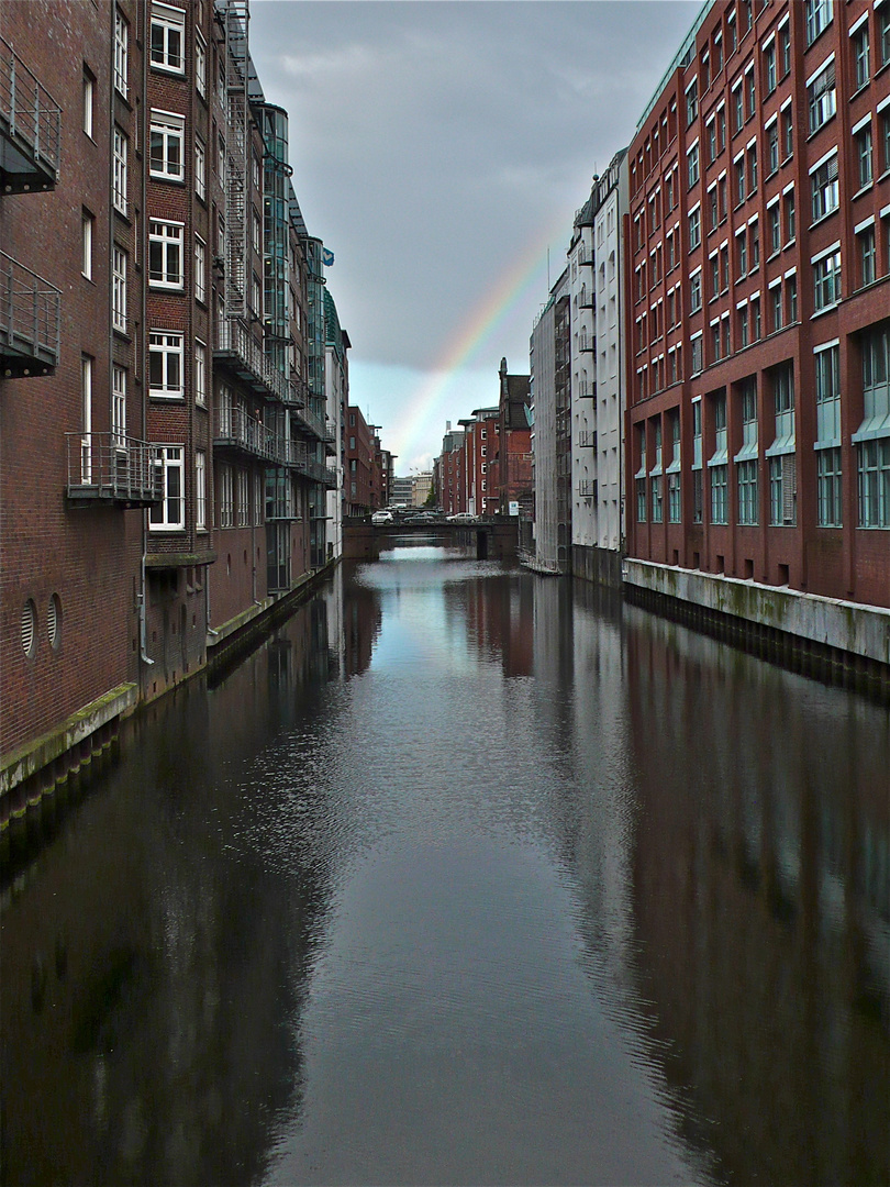 Außer diesem Regenbogen überspannen über 2000 Brücken die vielen Kanäle in Hamburg