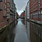 Außer diesem Regenbogen überspannen über 2000 Brücken die vielen Kanäle in Hamburg