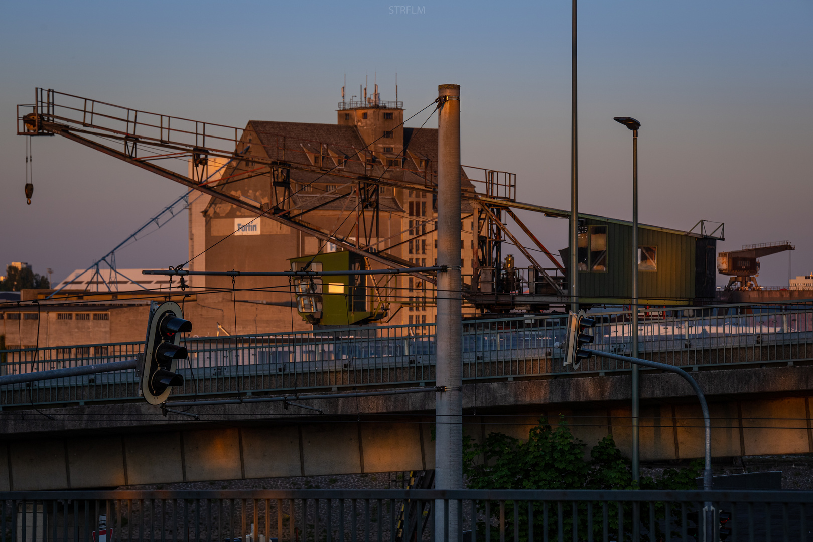 Außer Rand und Band Foto & Bild | hafen, architektur, neuss Bilder auf