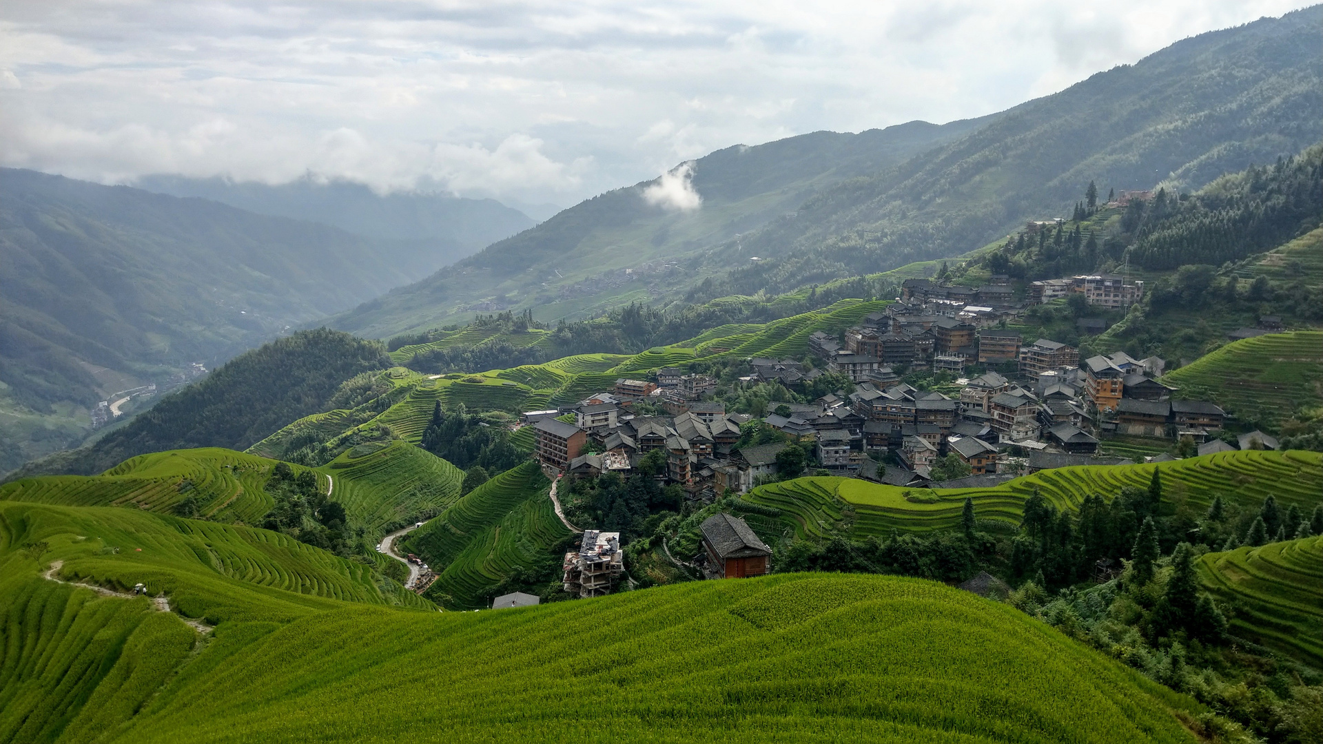 Aussicht auf das Bergdorf Ping'an in den Reisterassen bei Longsheng