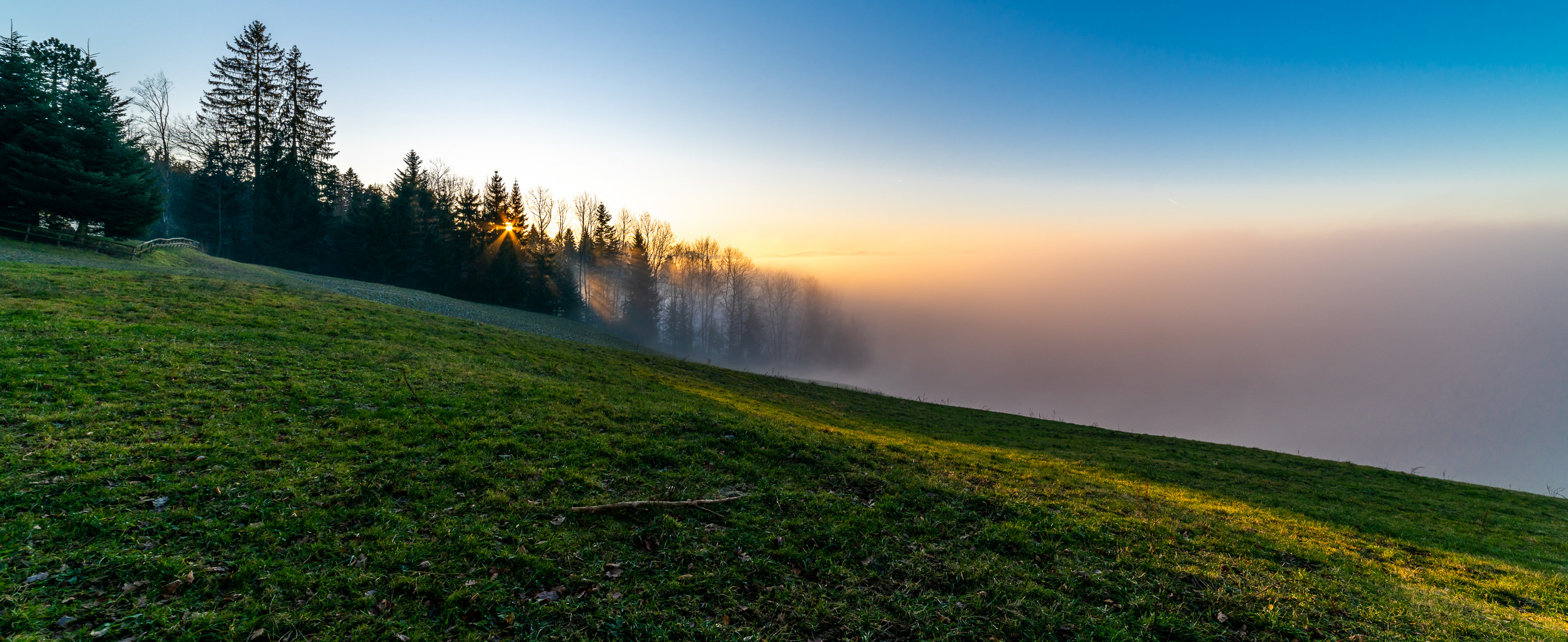 Aussicht auf das Rheintal mit Wolken und Nebel, Dornbirn, Bodensee