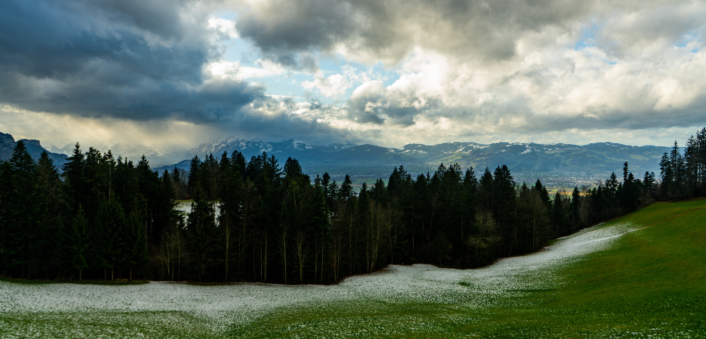 Aussicht auf das Rheintal mit Wolken und Nebel, Dornbirn, Bodensee