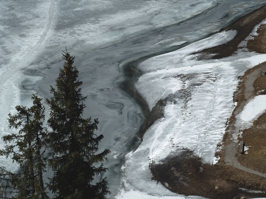 Aussicht auf den gefrorenen Bergsee ...