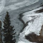 Aussicht auf den gefrorenen Bergsee ...