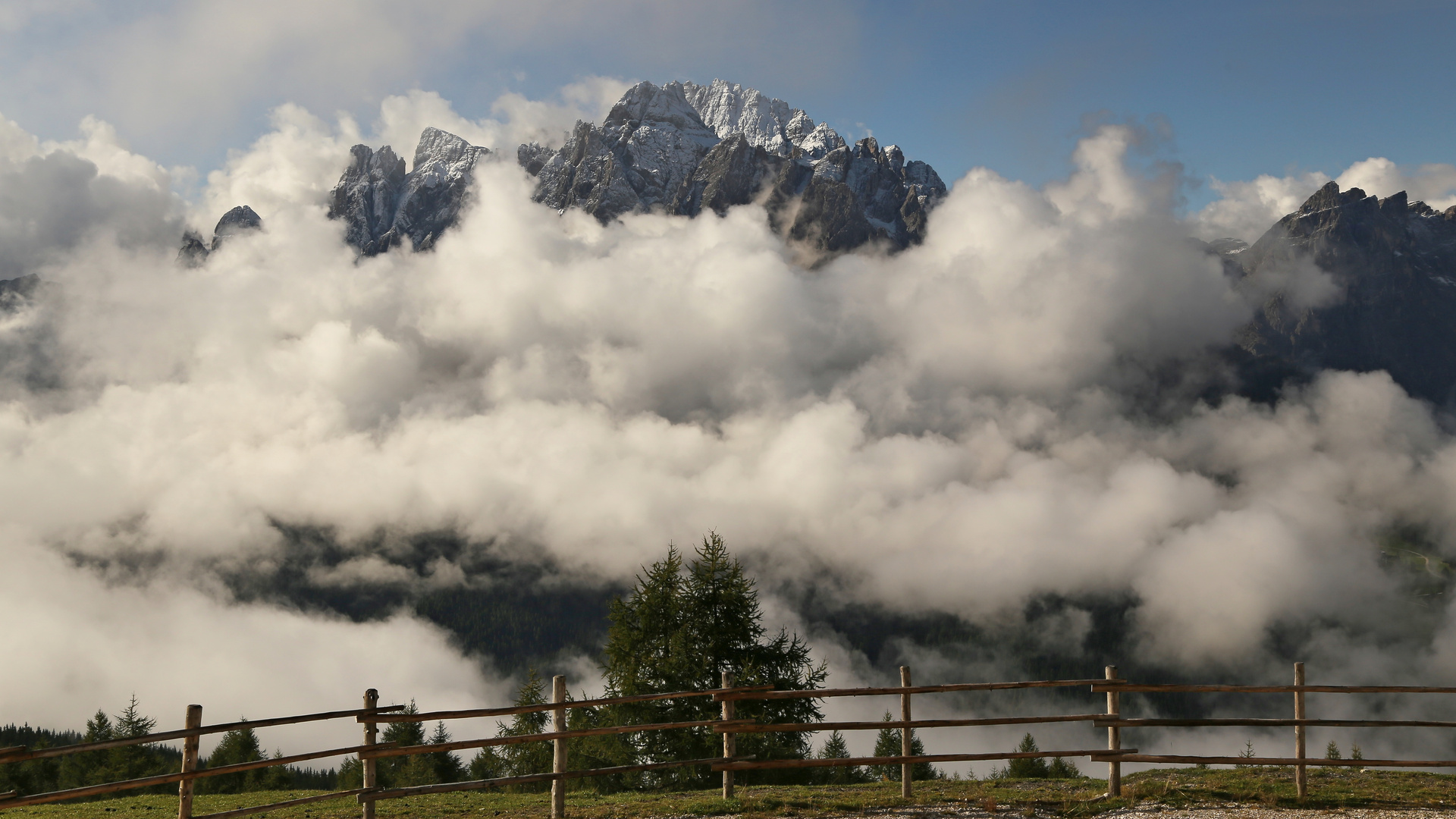 Aussicht auf Wolken und die Dolomiten mit Schnee (2017_09_18_EOS 6D_5748_ji)