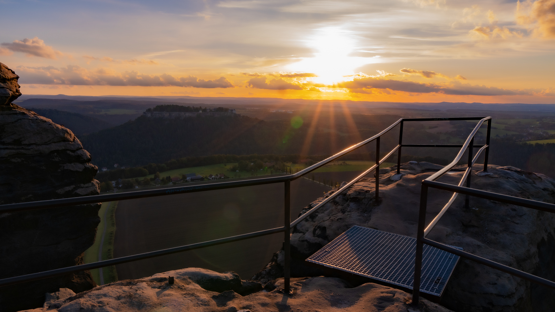 Aussicht mit Sonnenuntergang über die Sächsische Schweiz