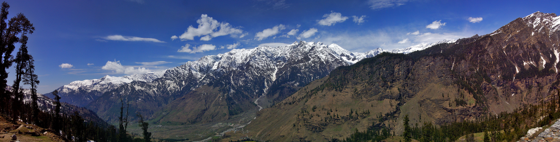 Aussicht über dem Dorf Manali / Indien / Himalaya