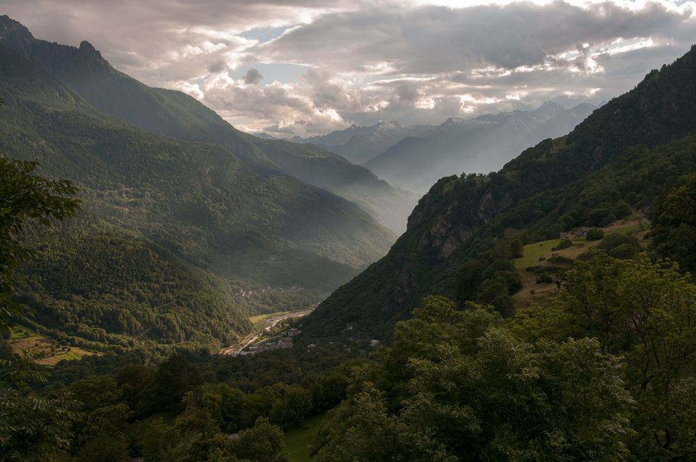 Aussicht vom Dorf Soglio GR in die italienischen Berge