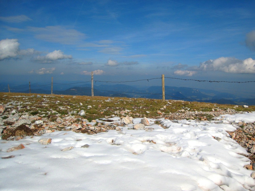 Aussicht vom mit Schnee leicht bedeckten Schneeberg